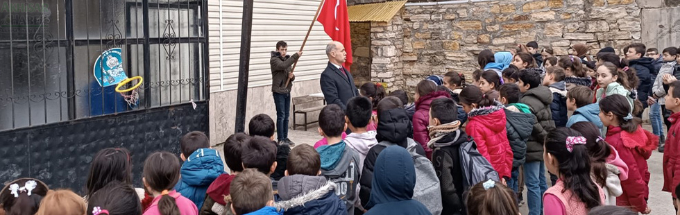 Şehitlerimiz için Akhisar’daki Okullarda Saygı Duruşu Yapıldı