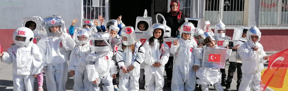 Alper Gezeravcı’ya hoş geldin etkinliği için Astronot kıyafetleri giydiler