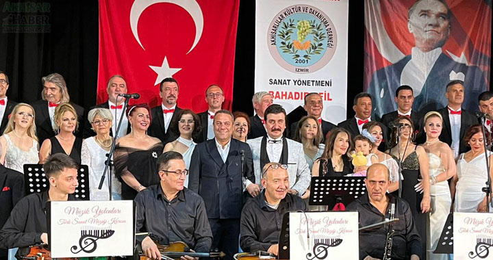 İzmir Akhisarlılar Derneği TSM Koro konseri Müzikseverleri coşturdu