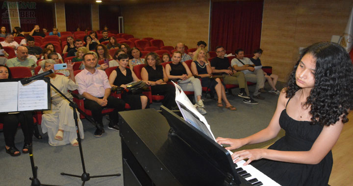 Öğrenciler Velileri için Piyano ve Keman dinletisi sundu
