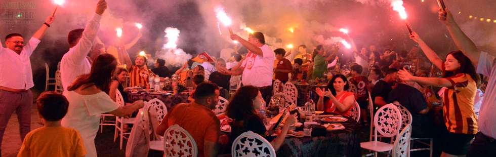 Galatasaraylılar 24. cü şampiyonluğunu coşkuyla kutladılar