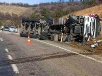 Akhisar'da sülfürik asit taşıyan tanker ile otomobil çarpıştı: 5 yaralı