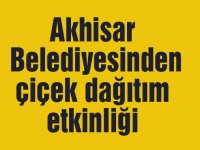 Akhisar Belediyesinden çiçek dağıtım etkinliği