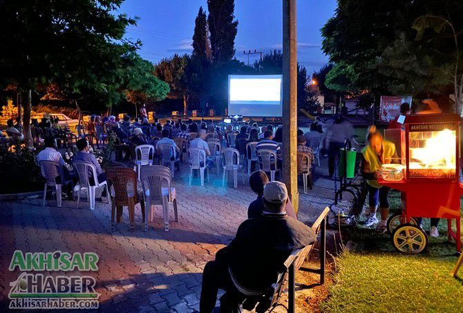 dagdere’de-ilk-kez-acik-hava-sinema-etkinligi-duzenlendi-(2).jpg