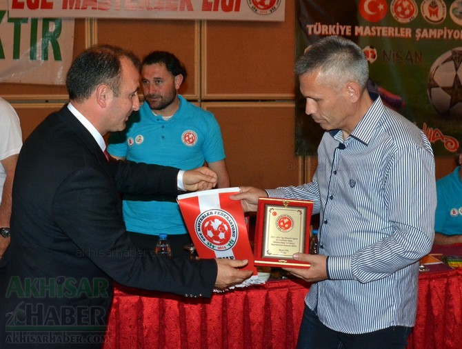 turkiye-sampiyonasina-futbol-turnuvasina-katilan-takimlar-plaketlerini-aldilar-002.jpg