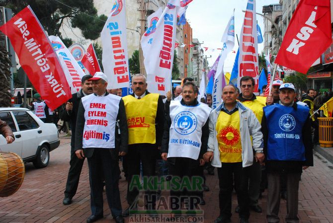 Eğitim-İş, Türk Eğitim-Sen ve Eğitim-Sen, Temsilcilikleri İş Bırakarak, Yürüyüş Yaptıktan Sonra Ortak Basın Açıklaması Yaptılar