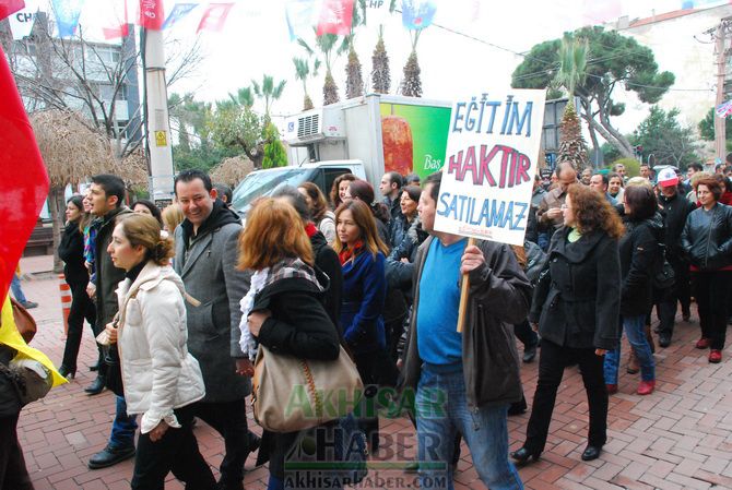 Eğitim-İş, Türk Eğitim-Sen ve Eğitim-Sen, Temsilcilikleri İş Bırakarak, Yürüyüş Yaptıktan Sonra Ortak Basın Açıklaması Yaptılar