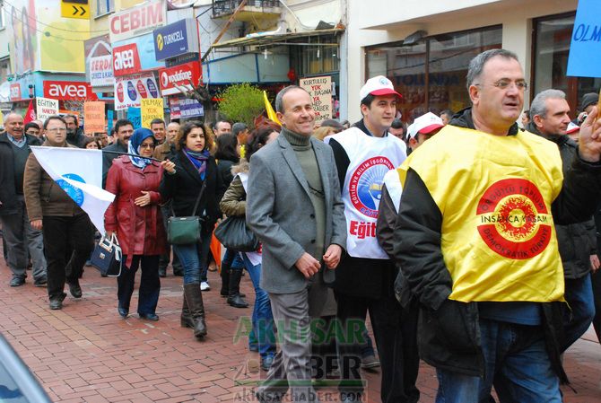 Eğitim-İş, Türk Eğitim-Sen ve Eğitim-Sen, Temsilcilikleri İş Bırakarak, Yürüyüş Yaptıktan Sonra Ortak Basın Açıklaması Yaptılar