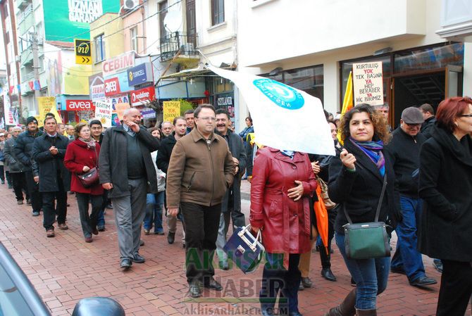 Eğitim-İş, Türk Eğitim-Sen ve Eğitim-Sen, Temsilcilikleri İş Bırakarak, Yürüyüş Yaptıktan Sonra Ortak Basın Açıklaması Yaptılar