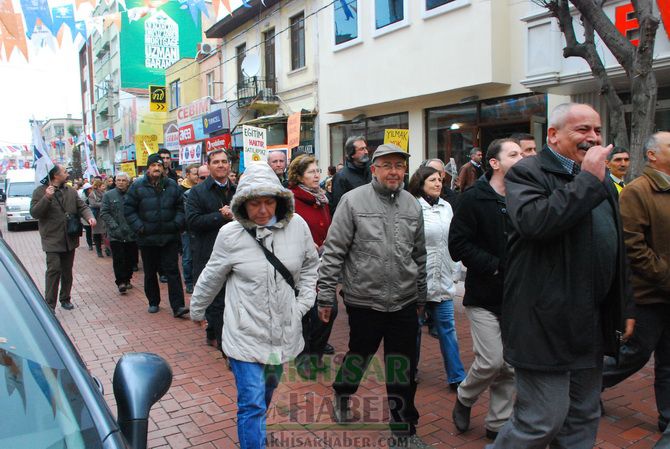 Eğitim-İş, Türk Eğitim-Sen ve Eğitim-Sen, Temsilcilikleri İş Bırakarak, Yürüyüş Yaptıktan Sonra Ortak Basın Açıklaması Yaptılar