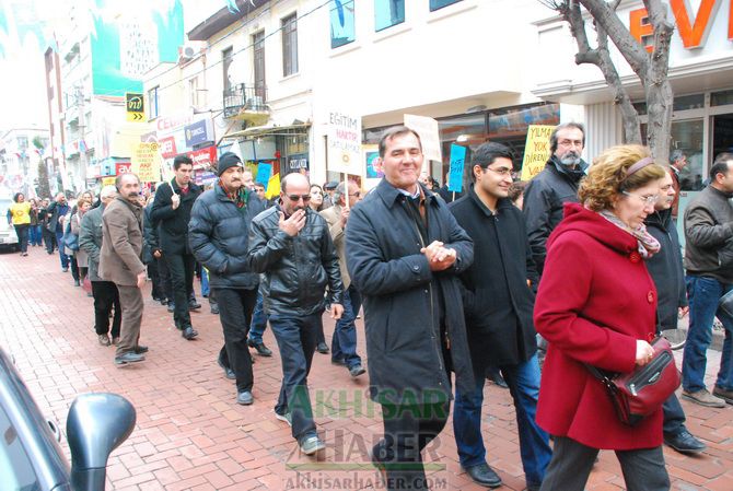 Eğitim-İş, Türk Eğitim-Sen ve Eğitim-Sen, Temsilcilikleri İş Bırakarak, Yürüyüş Yaptıktan Sonra Ortak Basın Açıklaması Yaptılar