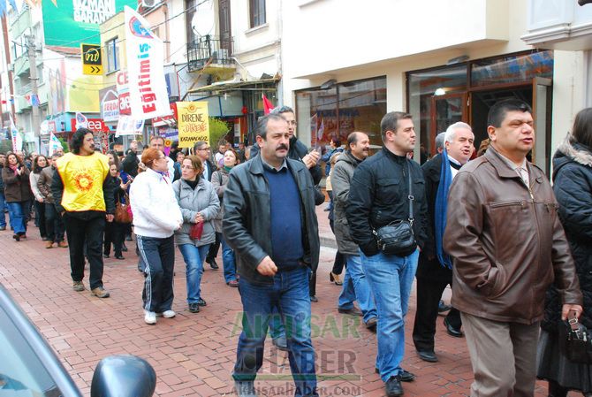 Eğitim-İş, Türk Eğitim-Sen ve Eğitim-Sen, Temsilcilikleri İş Bırakarak, Yürüyüş Yaptıktan Sonra Ortak Basın Açıklaması Yaptılar