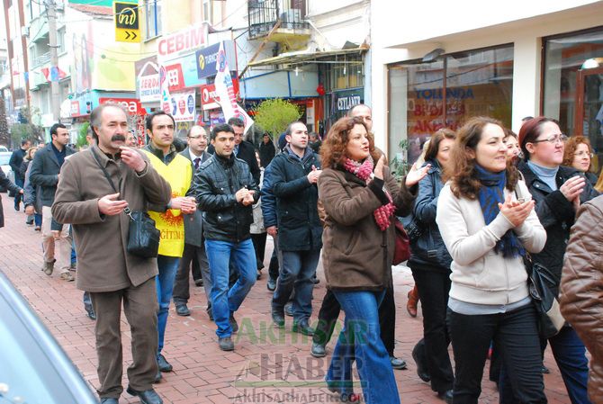 Eğitim-İş, Türk Eğitim-Sen ve Eğitim-Sen, Temsilcilikleri İş Bırakarak, Yürüyüş Yaptıktan Sonra Ortak Basın Açıklaması Yaptılar