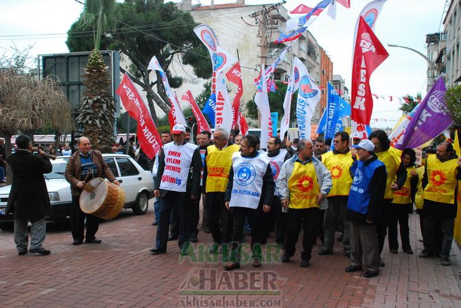 Eğitim-İş, Türk Eğitim-Sen ve Eğitim-Sen, Temsilcilikleri İş Bırakarak, Yürüyüş Yaptıktan Sonra Ortak Basın Açıklaması Yaptılar