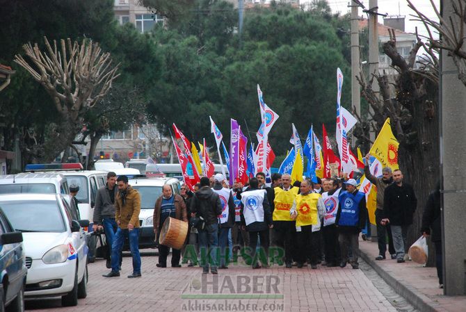 Eğitim-İş, Türk Eğitim-Sen ve Eğitim-Sen, Temsilcilikleri İş Bırakarak, Yürüyüş Yaptıktan Sonra Ortak Basın Açıklaması Yaptılar