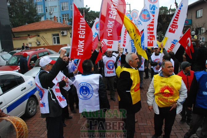 Eğitim-İş, Türk Eğitim-Sen ve Eğitim-Sen, Temsilcilikleri İş Bırakarak, Yürüyüş Yaptıktan Sonra Ortak Basın Açıklaması Yaptılar