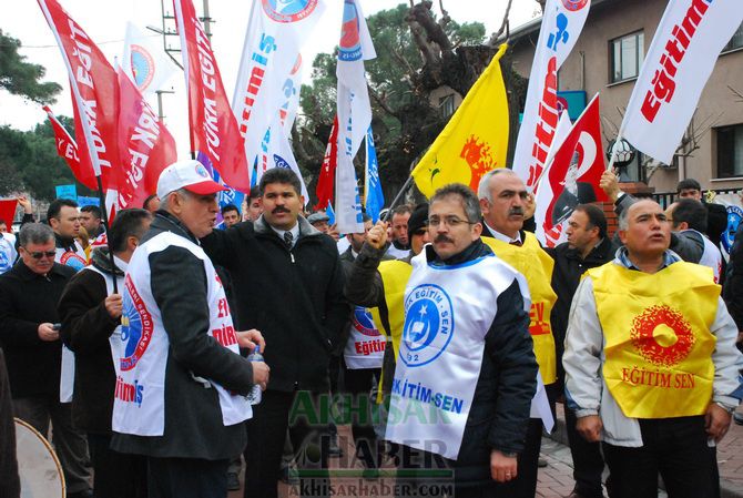 Eğitim-İş, Türk Eğitim-Sen ve Eğitim-Sen, Temsilcilikleri İş Bırakarak, Yürüyüş Yaptıktan Sonra Ortak Basın Açıklaması Yaptılar