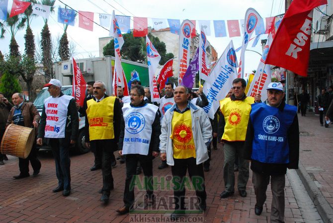 Eğitim-İş, Türk Eğitim-Sen ve Eğitim-Sen, Temsilcilikleri İş Bırakarak, Yürüyüş Yaptıktan Sonra Ortak Basın Açıklaması Yaptılar