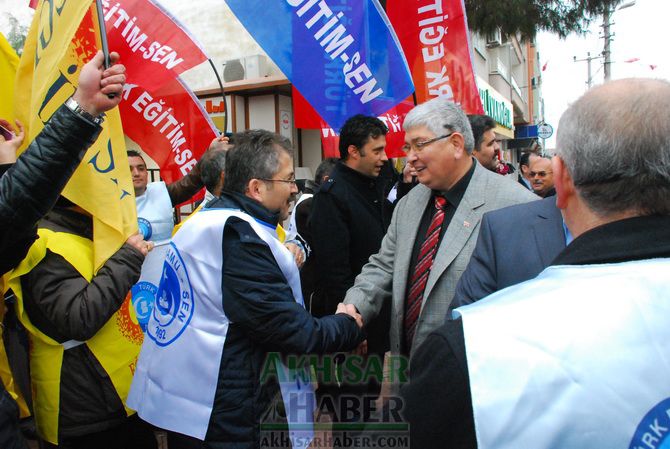 Eğitim-İş, Türk Eğitim-Sen ve Eğitim-Sen, Temsilcilikleri İş Bırakarak, Yürüyüş Yaptıktan Sonra Ortak Basın Açıklaması Yaptılar