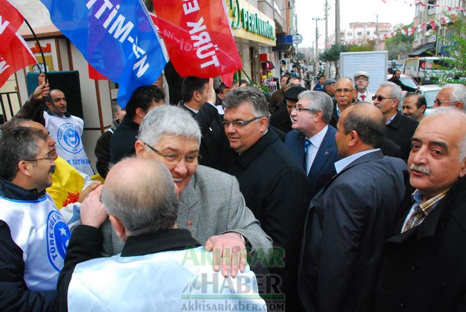 Eğitim-İş, Türk Eğitim-Sen ve Eğitim-Sen, Temsilcilikleri İş Bırakarak, Yürüyüş Yaptıktan Sonra Ortak Basın Açıklaması Yaptılar