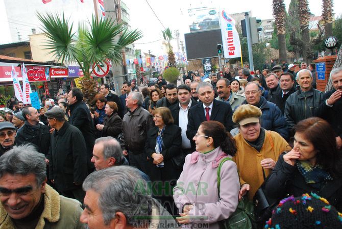 Eğitim-İş, Türk Eğitim-Sen ve Eğitim-Sen, Temsilcilikleri İş Bırakarak, Yürüyüş Yaptıktan Sonra Ortak Basın Açıklaması Yaptılar