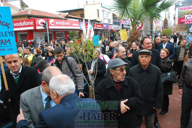 Eğitim-İş, Türk Eğitim-Sen ve Eğitim-Sen, Temsilcilikleri İş Bırakarak, Yürüyüş Yaptıktan Sonra Ortak Basın Açıklaması Yaptılar