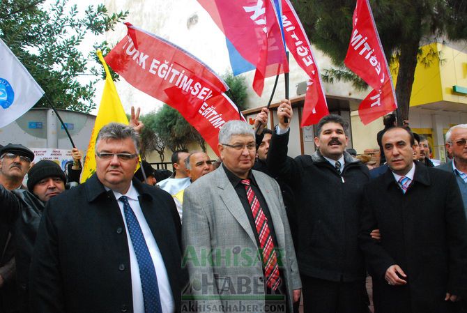 Eğitim-İş, Türk Eğitim-Sen ve Eğitim-Sen, Temsilcilikleri İş Bırakarak, Yürüyüş Yaptıktan Sonra Ortak Basın Açıklaması Yaptılar