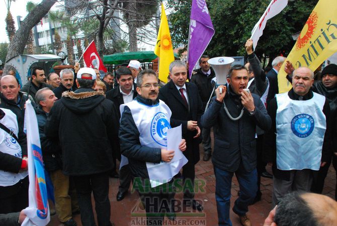 Eğitim-İş, Türk Eğitim-Sen ve Eğitim-Sen, Temsilcilikleri İş Bırakarak, Yürüyüş Yaptıktan Sonra Ortak Basın Açıklaması Yaptılar