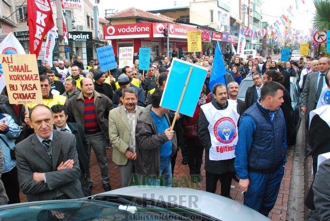 Eğitim-İş, Türk Eğitim-Sen ve Eğitim-Sen, Temsilcilikleri İş Bırakarak, Yürüyüş Yaptıktan Sonra Ortak Basın Açıklaması Yaptılar