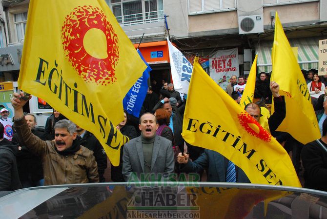 Eğitim-İş, Türk Eğitim-Sen ve Eğitim-Sen, Temsilcilikleri İş Bırakarak, Yürüyüş Yaptıktan Sonra Ortak Basın Açıklaması Yaptılar