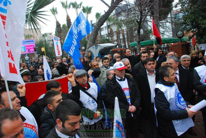 Eğitim-İş, Türk Eğitim-Sen ve Eğitim-Sen, Temsilcilikleri İş Bırakarak, Yürüyüş Yaptıktan Sonra Ortak Basın Açıklaması Yaptılar