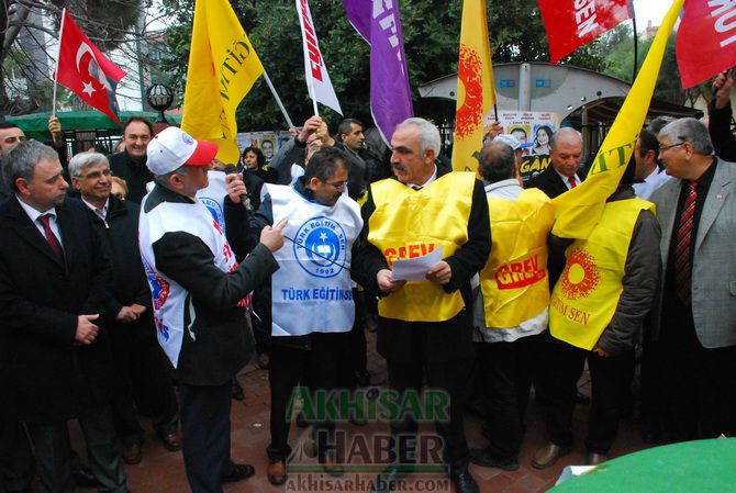 Eğitim-İş, Türk Eğitim-Sen ve Eğitim-Sen, Temsilcilikleri İş Bırakarak, Yürüyüş Yaptıktan Sonra Ortak Basın Açıklaması Yaptılar