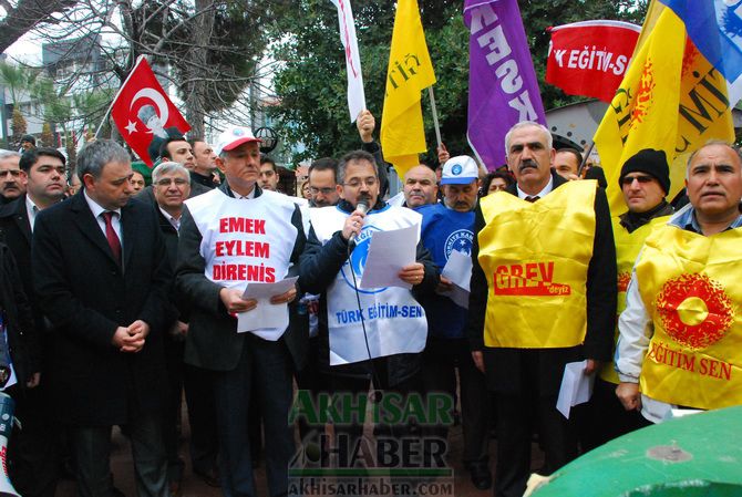 Eğitim-İş, Türk Eğitim-Sen ve Eğitim-Sen, Temsilcilikleri İş Bırakarak, Yürüyüş Yaptıktan Sonra Ortak Basın Açıklaması Yaptılar