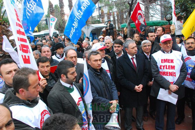 Eğitim-İş, Türk Eğitim-Sen ve Eğitim-Sen, Temsilcilikleri İş Bırakarak, Yürüyüş Yaptıktan Sonra Ortak Basın Açıklaması Yaptılar