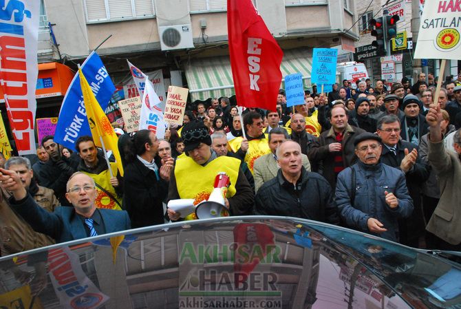 Eğitim-İş, Türk Eğitim-Sen ve Eğitim-Sen, Temsilcilikleri İş Bırakarak, Yürüyüş Yaptıktan Sonra Ortak Basın Açıklaması Yaptılar