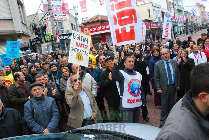 Eğitim-İş, Türk Eğitim-Sen ve Eğitim-Sen, Temsilcilikleri İş Bırakarak, Yürüyüş Yaptıktan Sonra Ortak Basın Açıklaması Yaptılar