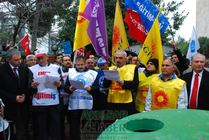 Eğitim-İş, Türk Eğitim-Sen ve Eğitim-Sen, Temsilcilikleri İş Bırakarak, Yürüyüş Yaptıktan Sonra Ortak Basın Açıklaması Yaptılar