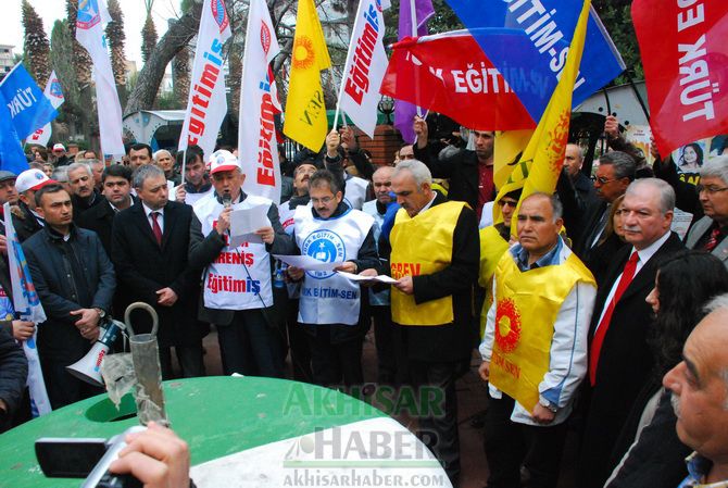 Eğitim-İş, Türk Eğitim-Sen ve Eğitim-Sen, Temsilcilikleri İş Bırakarak, Yürüyüş Yaptıktan Sonra Ortak Basın Açıklaması Yaptılar