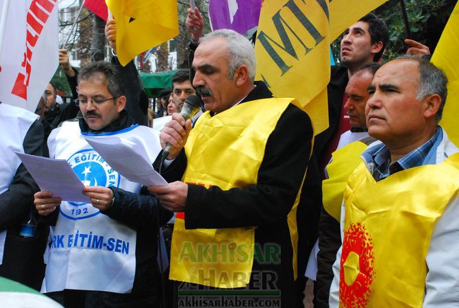 Eğitim-İş, Türk Eğitim-Sen ve Eğitim-Sen, Temsilcilikleri İş Bırakarak, Yürüyüş Yaptıktan Sonra Ortak Basın Açıklaması Yaptılar