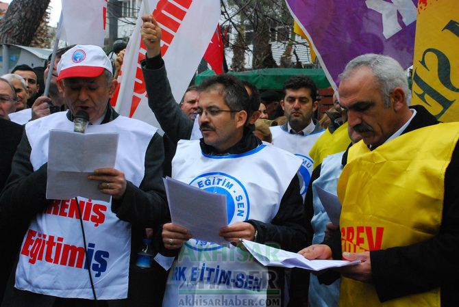 Eğitim-İş, Türk Eğitim-Sen ve Eğitim-Sen, Temsilcilikleri İş Bırakarak, Yürüyüş Yaptıktan Sonra Ortak Basın Açıklaması Yaptılar