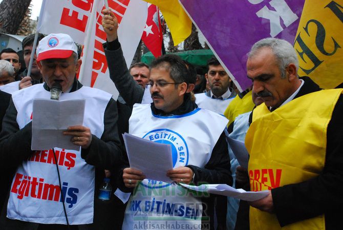 Eğitim-İş, Türk Eğitim-Sen ve Eğitim-Sen, Temsilcilikleri İş Bırakarak, Yürüyüş Yaptıktan Sonra Ortak Basın Açıklaması Yaptılar