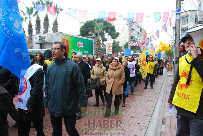 Eğitim-İş, Türk Eğitim-Sen ve Eğitim-Sen, Temsilcilikleri İş Bırakarak, Yürüyüş Yaptıktan Sonra Ortak Basın Açıklaması Yaptılar