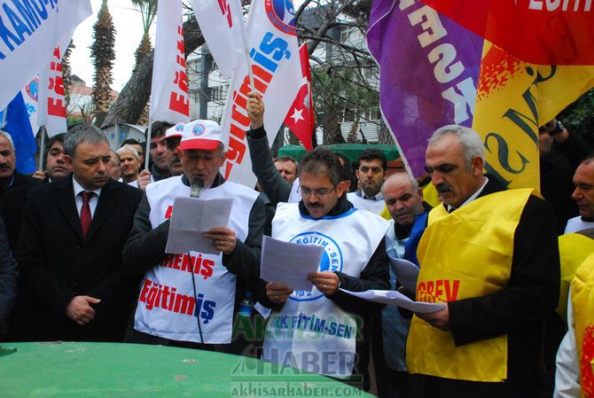 Eğitim-İş, Türk Eğitim-Sen ve Eğitim-Sen, Temsilcilikleri İş Bırakarak, Yürüyüş Yaptıktan Sonra Ortak Basın Açıklaması Yaptılar