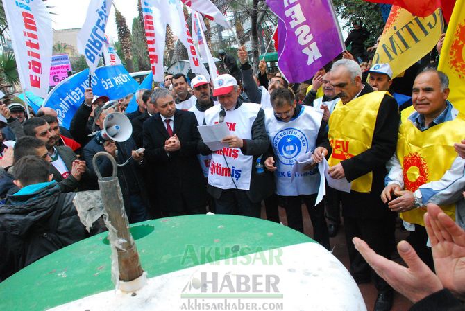 Eğitim-İş, Türk Eğitim-Sen ve Eğitim-Sen, Temsilcilikleri İş Bırakarak, Yürüyüş Yaptıktan Sonra Ortak Basın Açıklaması Yaptılar