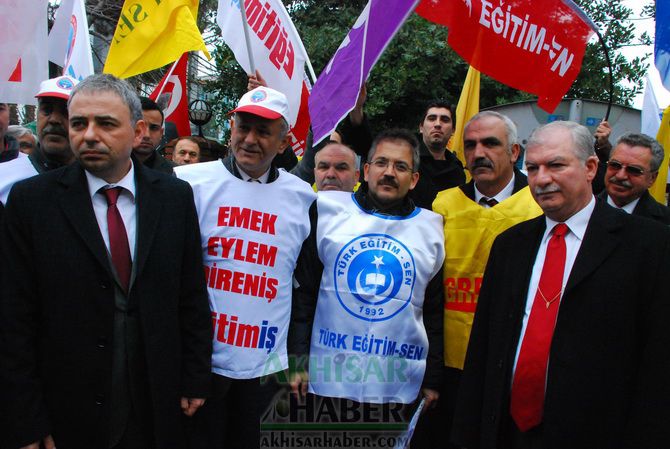 Eğitim-İş, Türk Eğitim-Sen ve Eğitim-Sen, Temsilcilikleri İş Bırakarak, Yürüyüş Yaptıktan Sonra Ortak Basın Açıklaması Yaptılar