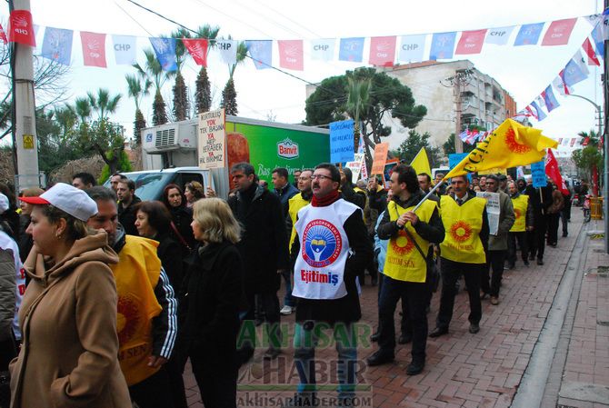 Eğitim-İş, Türk Eğitim-Sen ve Eğitim-Sen, Temsilcilikleri İş Bırakarak, Yürüyüş Yaptıktan Sonra Ortak Basın Açıklaması Yaptılar