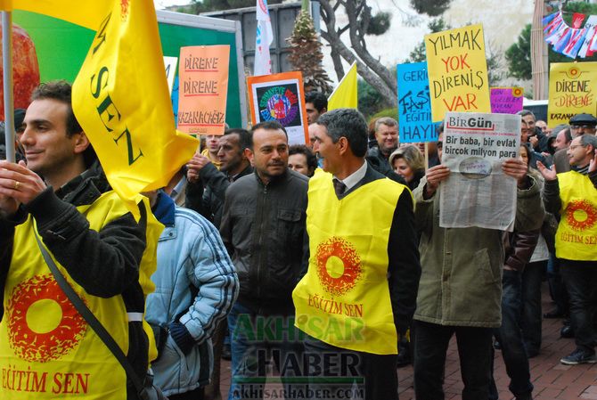 Eğitim-İş, Türk Eğitim-Sen ve Eğitim-Sen, Temsilcilikleri İş Bırakarak, Yürüyüş Yaptıktan Sonra Ortak Basın Açıklaması Yaptılar