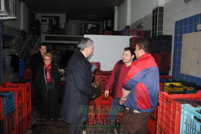 Bakırlıoğlu; Yağmurlu ve Su Birikintileri Arasında Zeytin Borsasını Gezdik