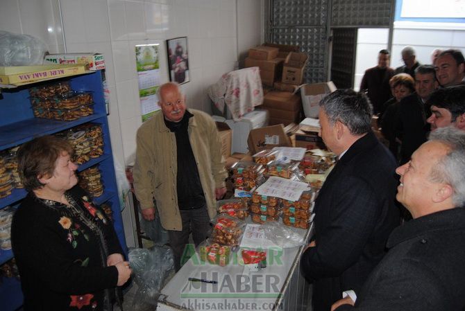 Bakırlıoğlu; Yağmurlu ve Su Birikintileri Arasında Zeytin Borsasını Gezdik