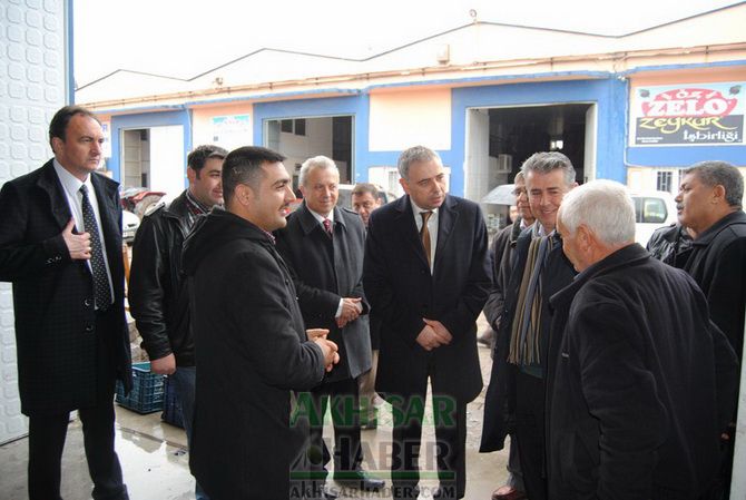 Bakırlıoğlu; Yağmurlu ve Su Birikintileri Arasında Zeytin Borsasını Gezdik